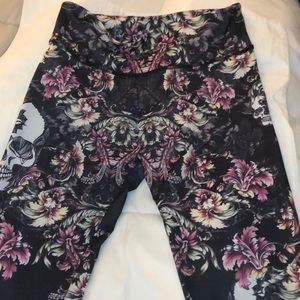 Onzie skull floral cropped yoga leggings size S/M